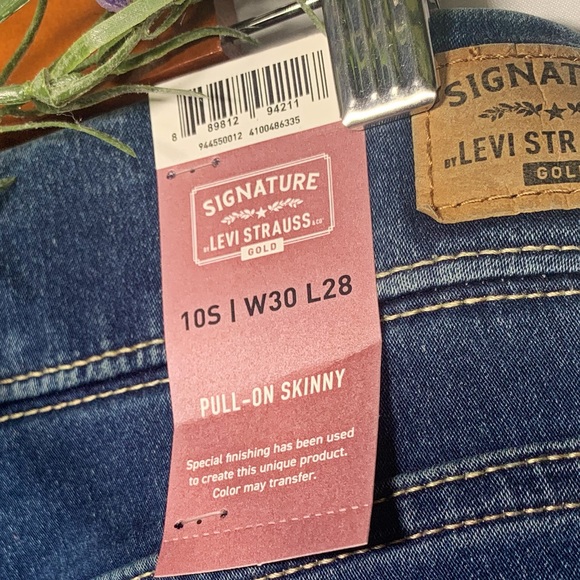 Signature by Levi Strauss & Co. Totally Shaping Pull-On Skinny Jeans - Picture 5 of 5